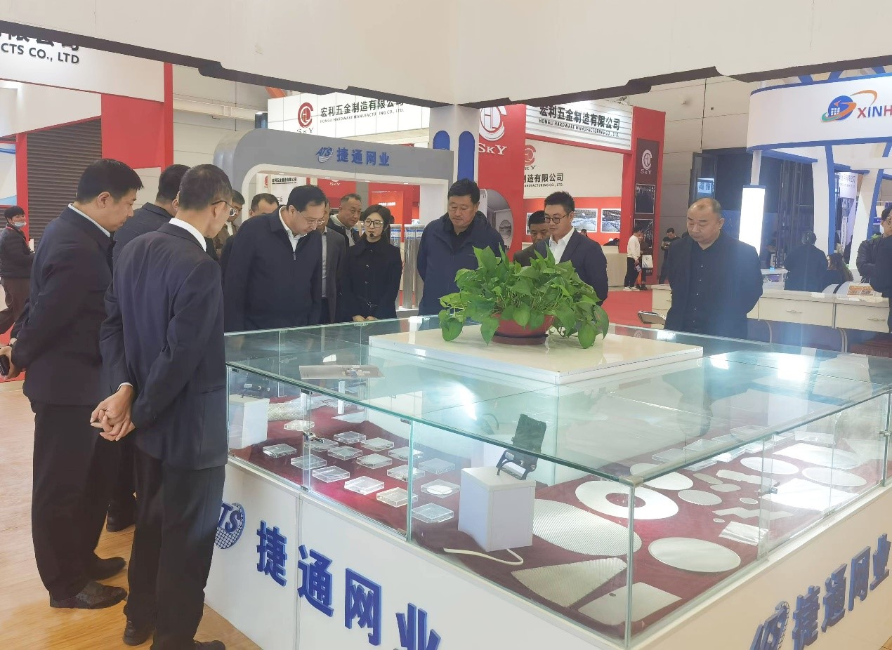 国内客户在河北捷通网业有限公司的展会展位洽谈合作.jpg